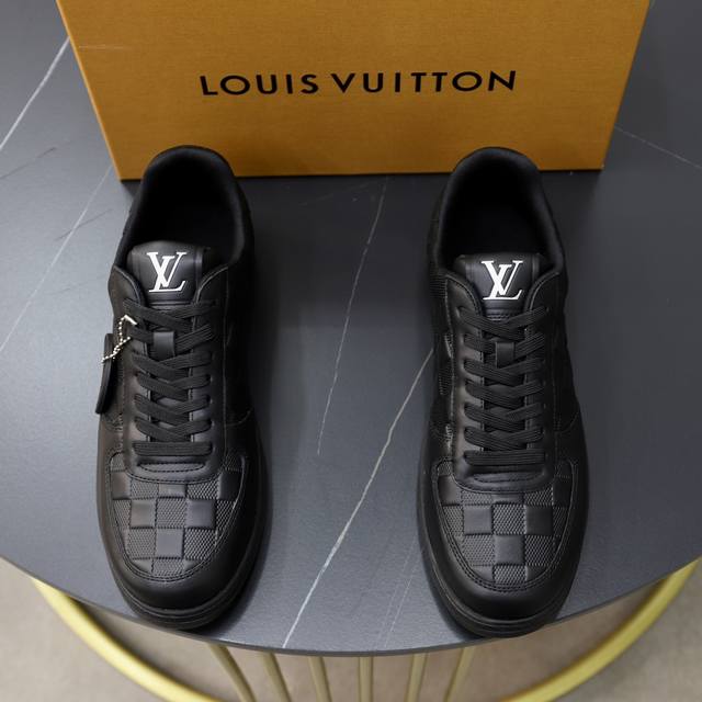 出厂价： 顶级原单 品牌： Louis Vuitton Lv.路易威登 材质： 原工厂牛皮材料 1：1原板大底 舒适内里 款式类型：休闲运动 板鞋 等级：专柜品